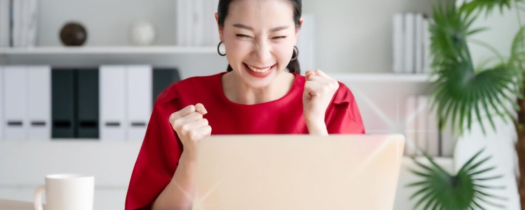 ホームページから申込みが来て喜ぶ女性講師