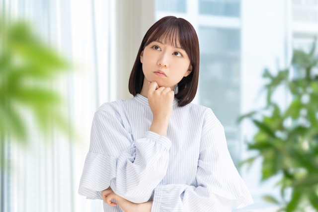 疑問に思う女性