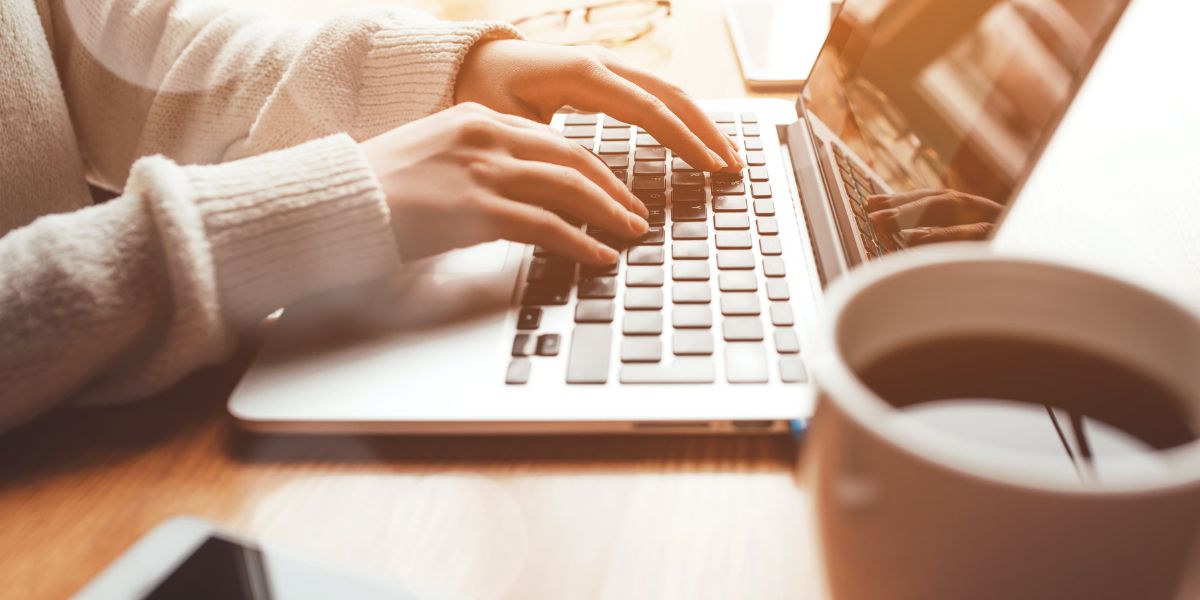 ブログを書く女性起業家