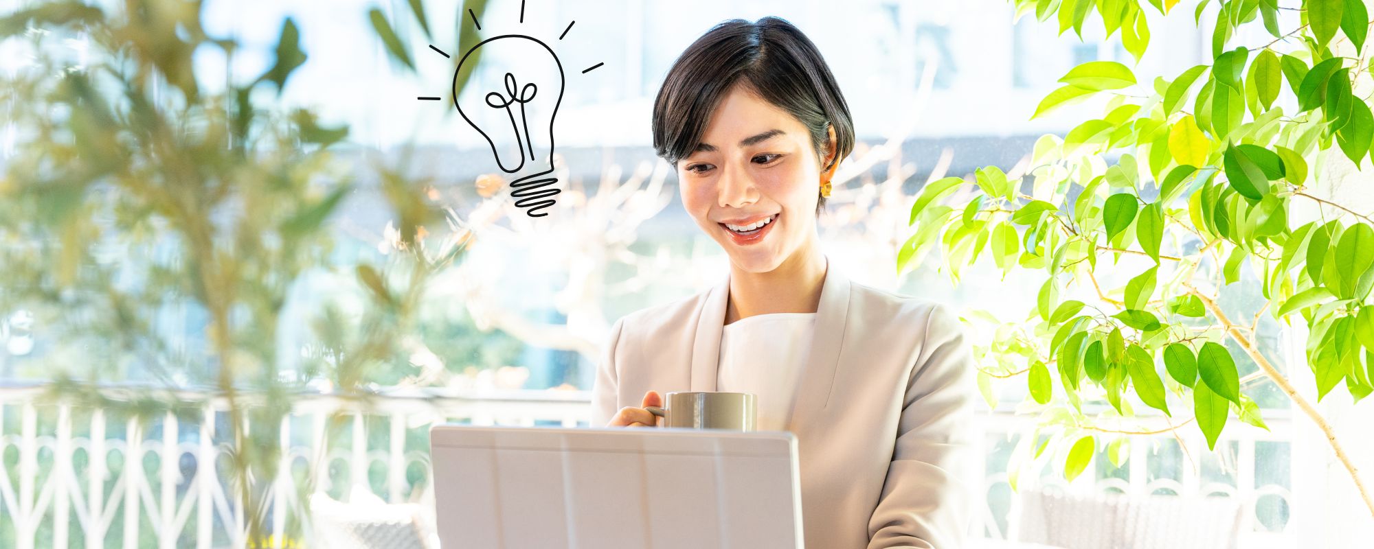 ホームページを見る女性