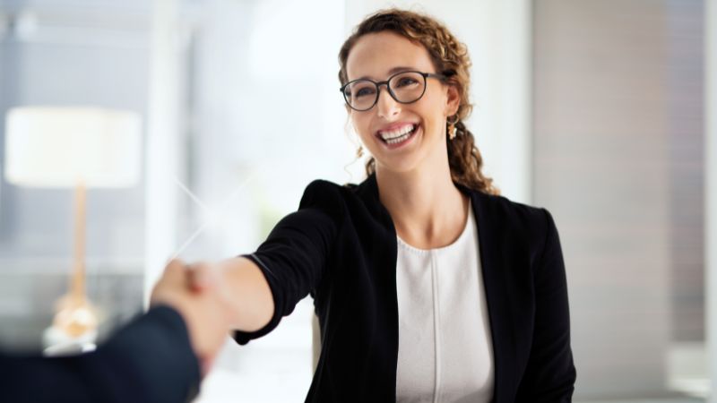 信頼関係を構築する女性