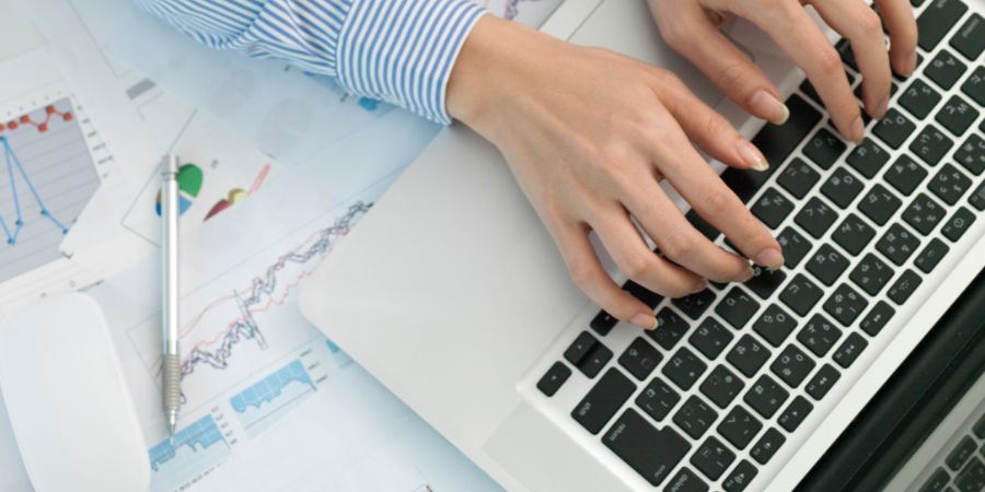 ブログを書く女性