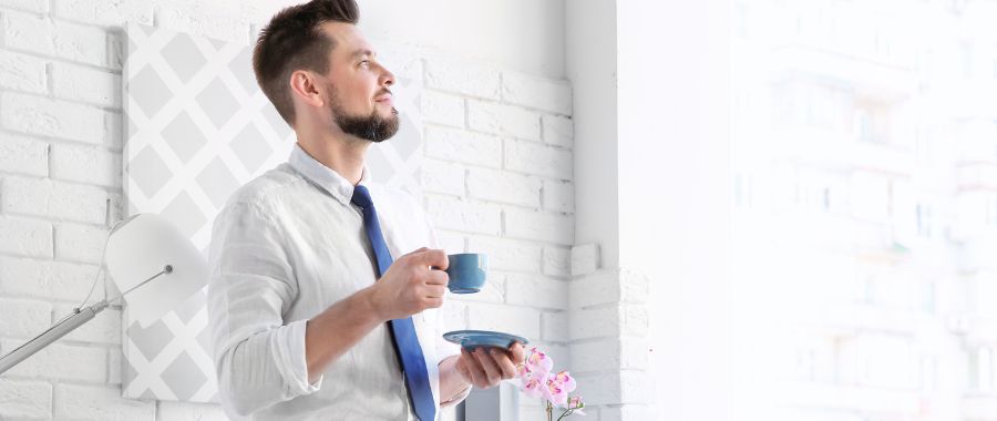 コーヒーを飲む男性