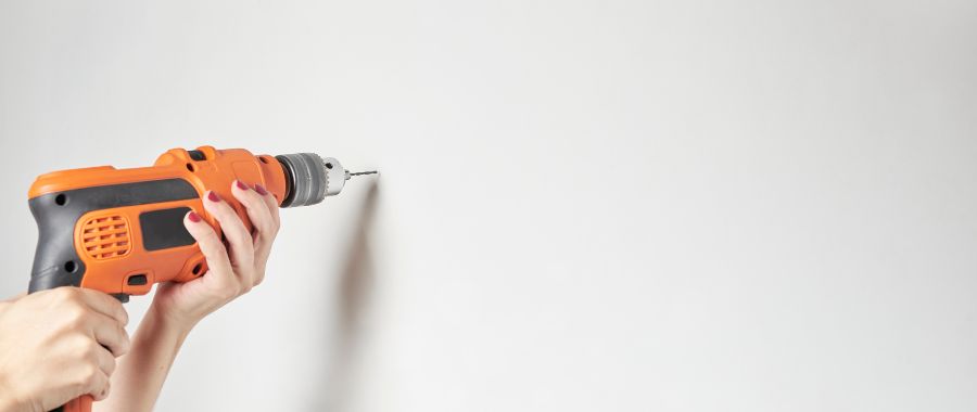ドリルで壁に穴を開ける画像
