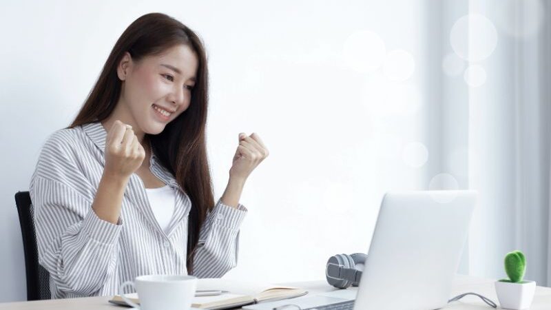 ブログが書けて喜んでいる女性