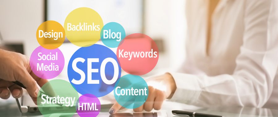 ブログのSEO対策を考える女性起業家