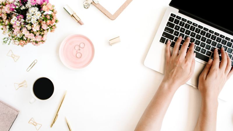 ブログを書く女性起業家