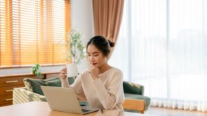 ブログを書く女性起業家